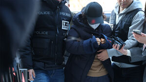 남편 살해 60대 구속심사&hellip;"계획 범행인가" 묻자 고개 저어