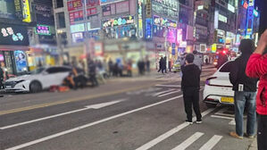 70대가 몰던 오토바이에 보행자 2명 추돌…"신호등 없는 건널목"