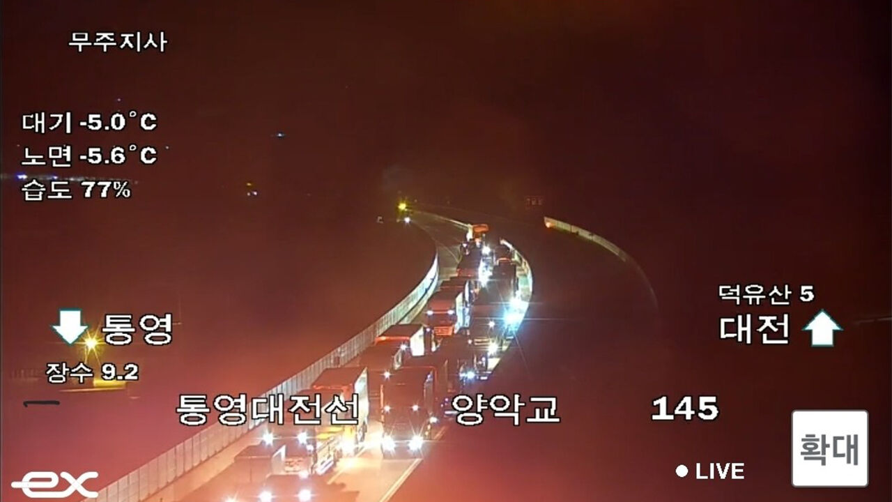 통영대전고속도로서 윙바디 화물차 등 4대 부딪혀…1명 다쳐