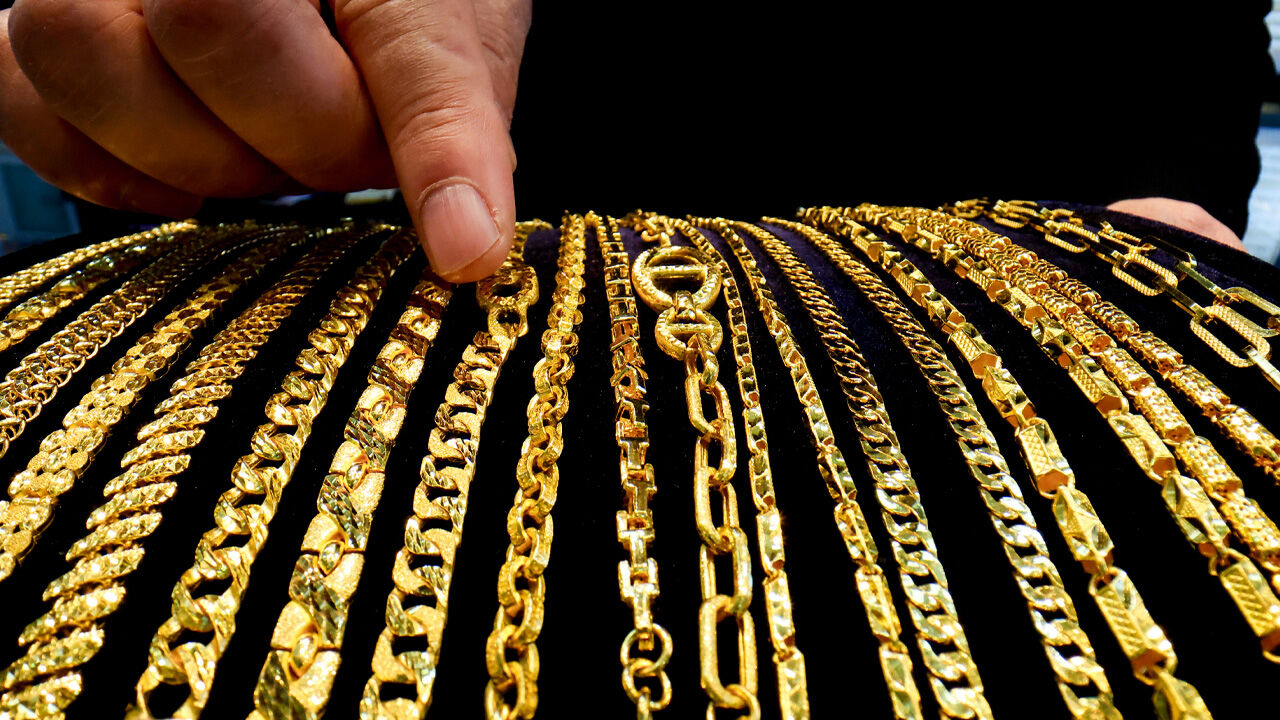 "저 금은방 옆에서 카페 해요" 30돈 금팔찌 들고 튄 용의자 추적