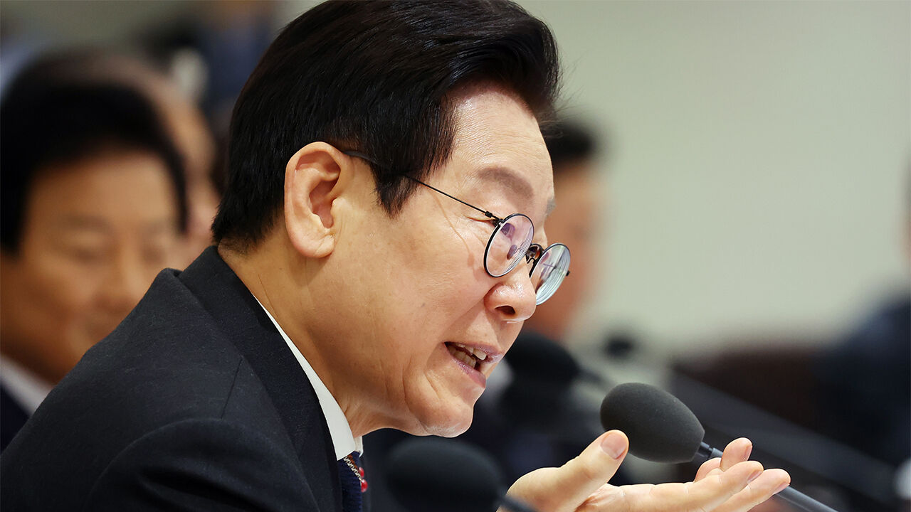 이 대통령 "종교단체 정치 개입…반사회적 행위 재단 해산시켜야"