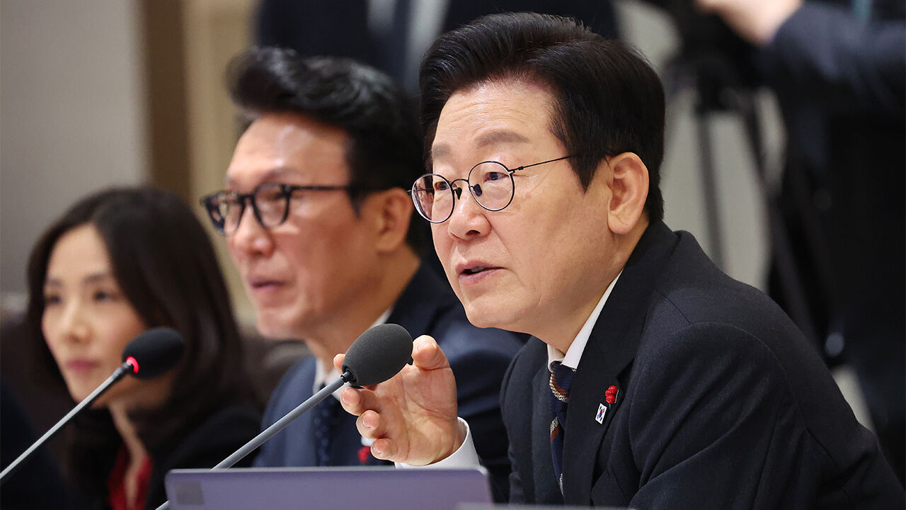 이 대통령 "정부·공공기관도 최저임금만 줘…적정임금 줘야"