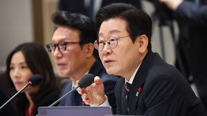 이 대통령 "정부&middot;공공기관도 최저임금만 줘&hellip;적정임금 줘야"