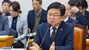 최교진 "영어 상대평가 전환은 어려워&hellip;평가원 직접 관할 협의"