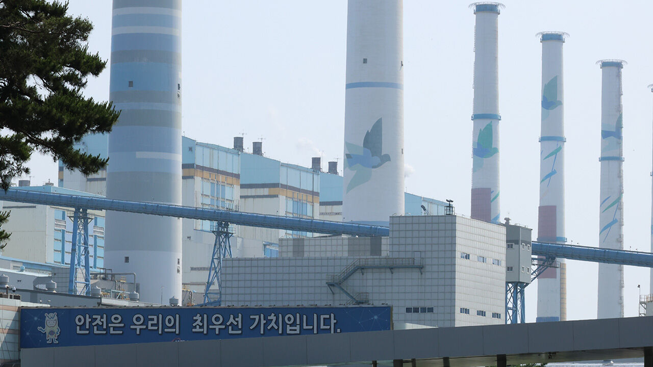 태안화력에 폭발음과 함께 불…소방 출동 중