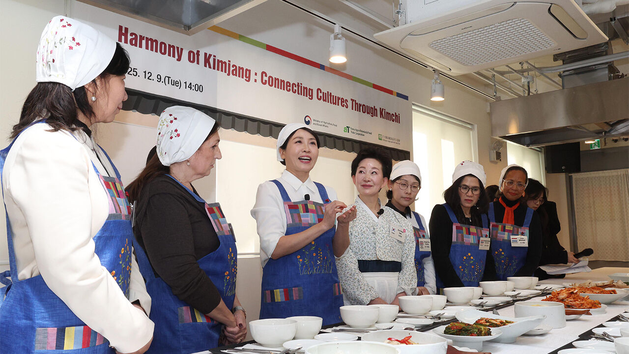 김혜경 여사, 주한대사 부인들과 김장 행사…"다른 문화, 함께 익어가길"
