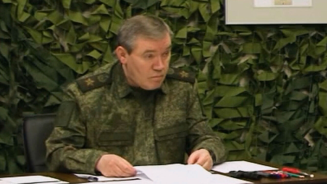 종전안 논의 중에 러 총참모장 전선 시찰…"계속 진격"