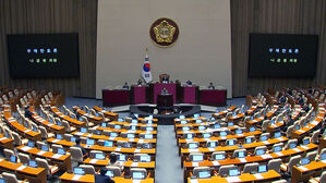 고성 뒤덮인 국회&hellip;"입법폭주" vs "민생파괴"