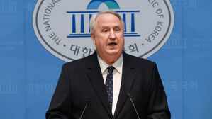 국민의힘 인요한 의원 사퇴&hellip;"계엄 후 불행, 미래 위해 극복해야"