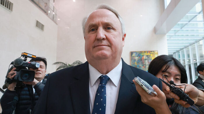 국민의힘 인요한 의원이 10일 서울 여의도 국회 소통관에서 의원직 사퇴 발표 기자회견을 마친 후 차량으로 향하고 있다. (사진=연합뉴스)