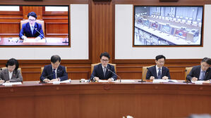 김 총리 "쿠팡, 심각한 수준 넘어&hellip;법 위반 사항 엄정 조치"