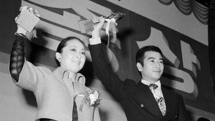 국가기록원이 20일 공개한 1975년 제14회 대종상 남녀주연상 수상자 김지미와 하명중. (사진=행정자치부 국가기록원 제공, 연합뉴스)