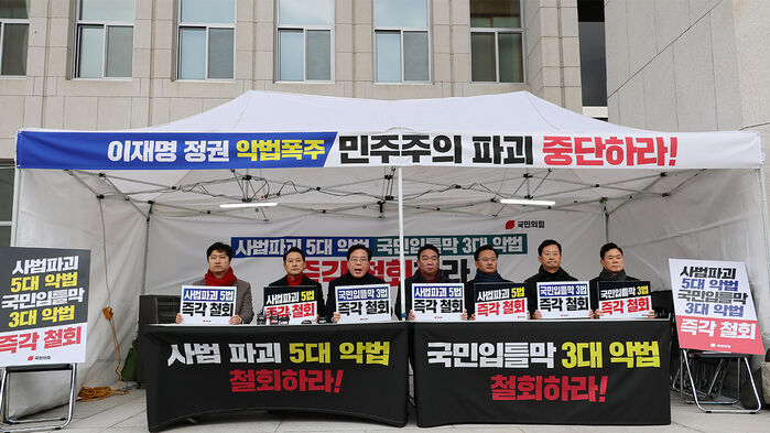 국민의힘 송언석 원내대표가 10일 국회 본청 앞 더불어민주당의 쟁점 법안 추진을 저지하기 위한 천막 농성장에서 발언하고 있다. (사진=연합뉴스)