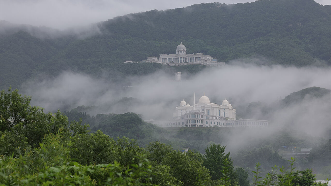 김건희 여사의 각종 의혹들을 수사하는 민중기 특별검사팀이 통일교 시설과 관계자를 대상으로 압수수색에 나선 18일 오전 경기도 가평군 통일교 본부에 비구름이 걸려 있다. (사진=연합뉴스)