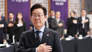 이 대통령 "반도체 산업 발전 중요…더 많은 사람에게 혜택 돌아가야"