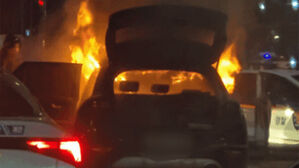 신호대기 중이던 SUV에서 불&hellip;인명피해 없어