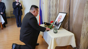 김정은, 러 대사관 찾아 마체고라 추모&hellip;"친선관계 특출한 공헌"