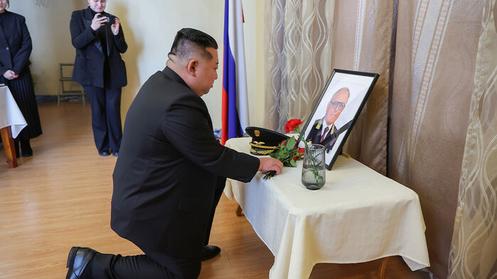 김정은 북한 국무위원장이 지난달 10일 주북 러시아 대사관을 찾아 별세한 알렉산드르 마체고라 대사를 추모했다고 조선중앙통신이 11일 보도했다.