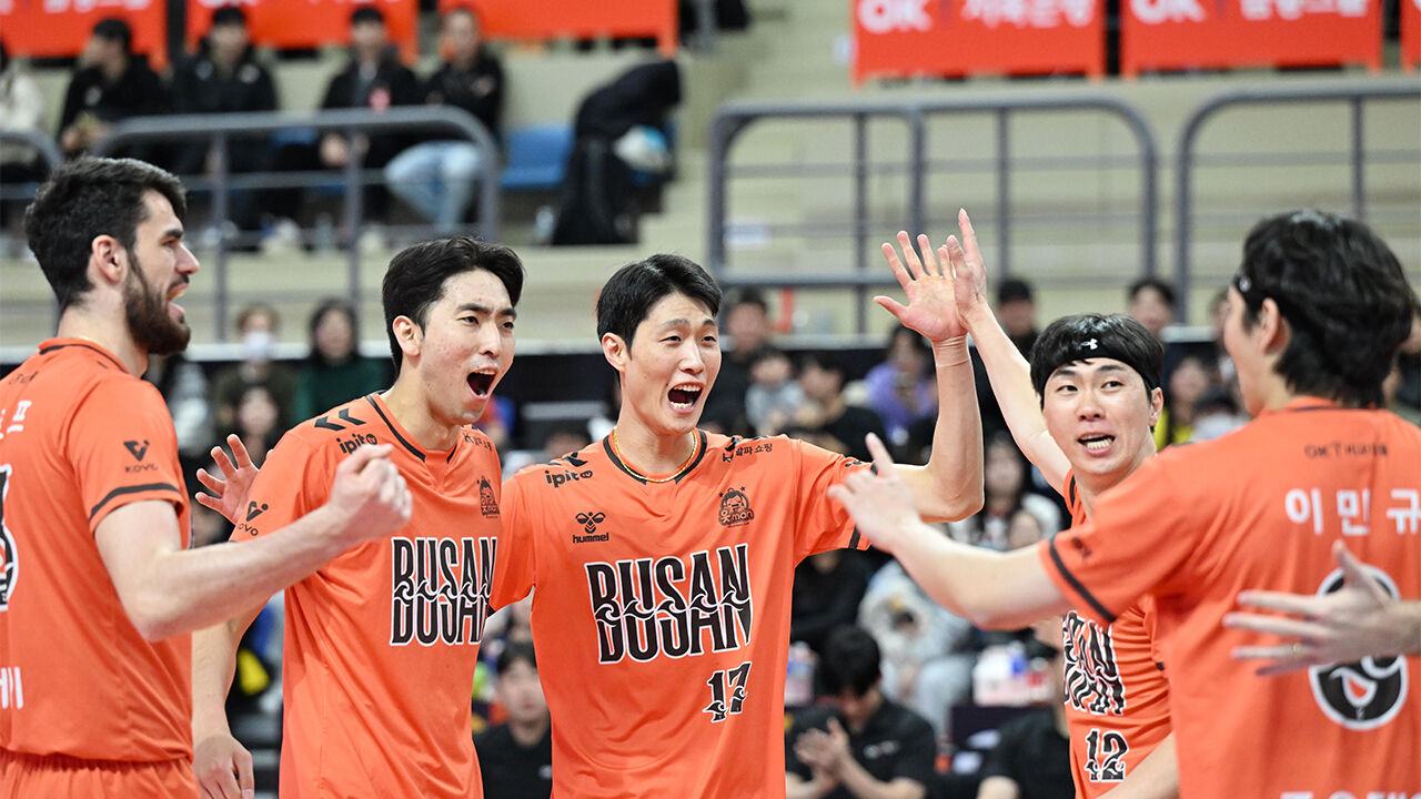 득점 후 기뻐하는 OK저축은행 선수들