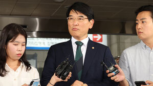 '보좌관 성추행' 박완주 전 의원, 징역 1년 확정…"죄책 무거워"