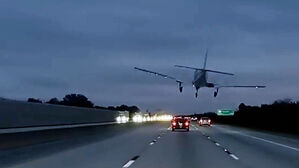 달리는 차 위로 비행기 '뚝'…고속도로 날벼락