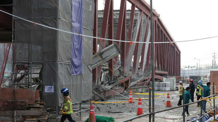 11일 오후 광주 서구 광주대표도서관 공사장에서 철제 구조물이 붕괴돼 있다.(사진=연합뉴스)