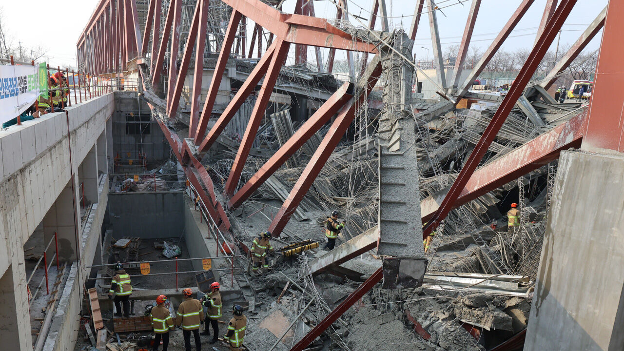 광주대표도서관 '와르르'…"2층 옥상 붕괴, 지지대 설치 못해"