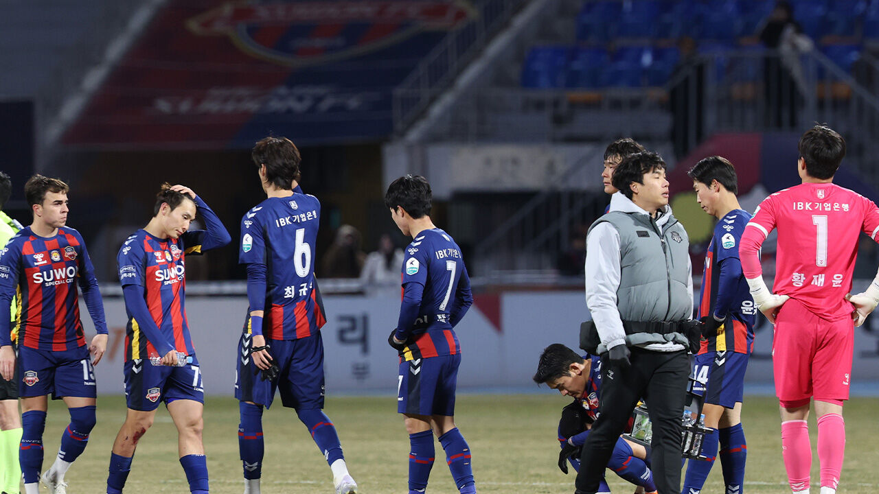 수원FC, '2부리그 강등 책임' 재단 이사회 전원 사임