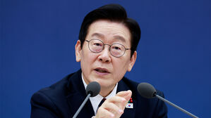 이 대통령 지지율 54.3%로 0.6%p↓&hellip;"전재수-통일교 의혹 영향"