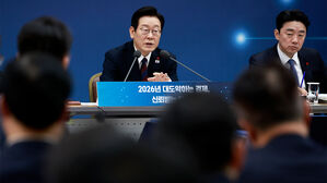 이 대통령 "경제 제재 너무 약해&hellip;회사 망한다는 생각 들게 해야"