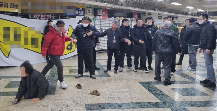 12일 새벽 법원이 대전 중앙로지하도상가 내 무단 점유 점포에 대해 명도 단행 가처분 집행에 나선 가운데, 현장에 도착한 상인들이 고성을 지르며 항의하고 있다. (사진=연합뉴스)