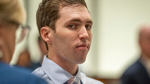 찰리 커크 암살 용의자, 셔츠에 넥타이 매고 첫 법정 출두