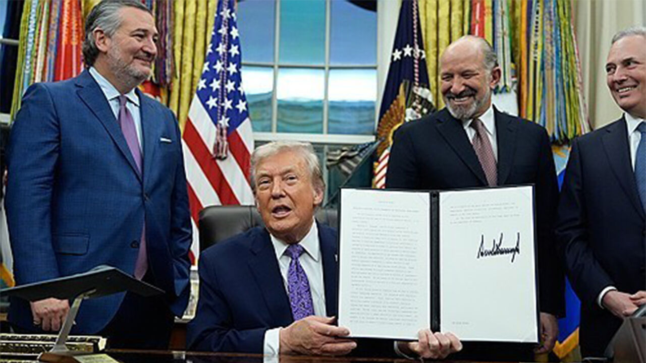 트럼프 "주 정부 AI 규제 차단"…"AI, 중국과 이기느냐 지느냐 경쟁"