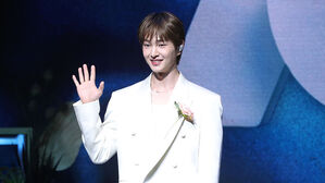 '주사 이모' SNS에 사인 CD…샤이니 온유 의혹에 결국