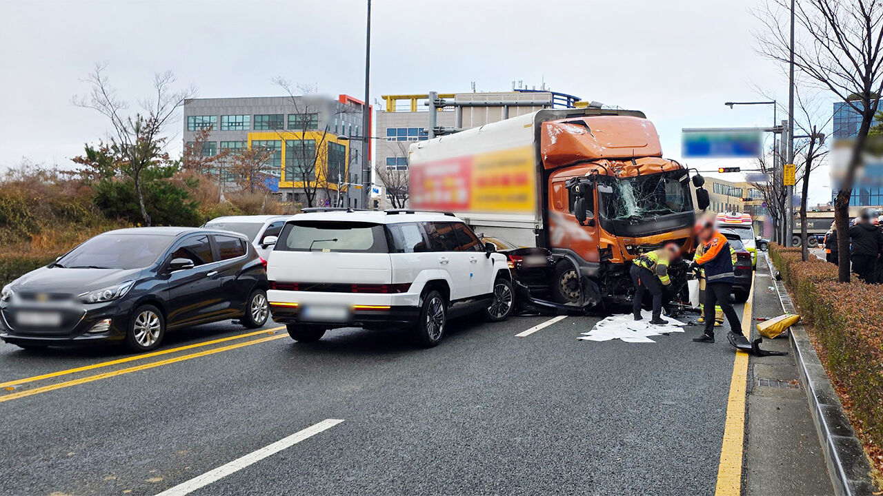 울산 서동로터리 인근서 13대 연쇄추돌…3명 병원 이송