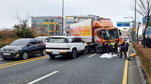 울산 서동로터리 인근서 13대 연쇄추돌…3명 병원 이송