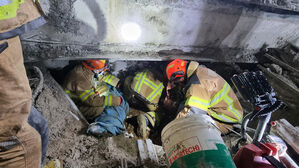 '매몰 20시간' 철골·콘크리트에 갇힌 실종자 2명 구하기 '사투'