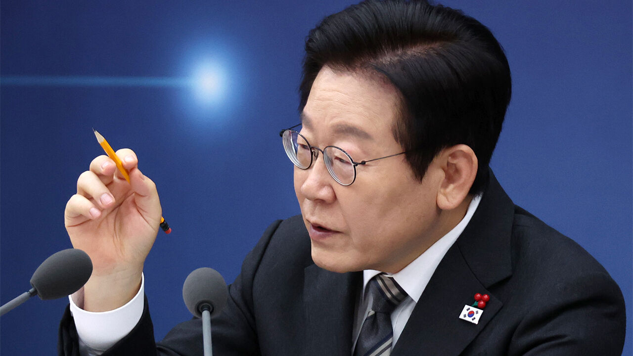 이 대통령 "공직사회·정치 제대로 작동 않으면 나라 망해"