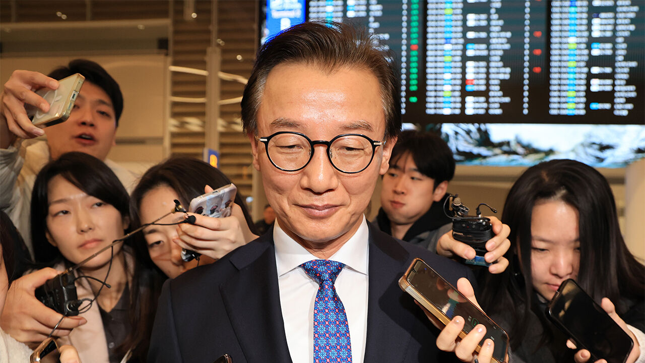 경찰, '통일교 연루' 전재수 등 3명 피의자 입건…출국금지