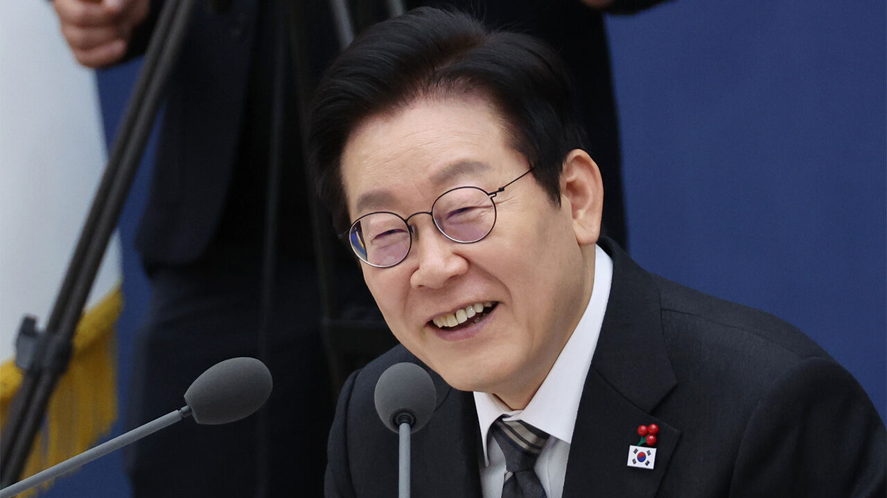 이 대통령 "우주 발사체 매년 발사…고체연료 발사대도 만들어야"