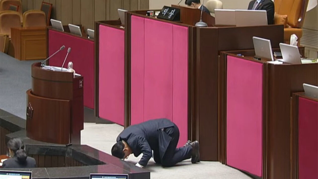 송석준 "있어선 안 되는 비상계엄 사죄"…새벽 필버 도중 '큰절'