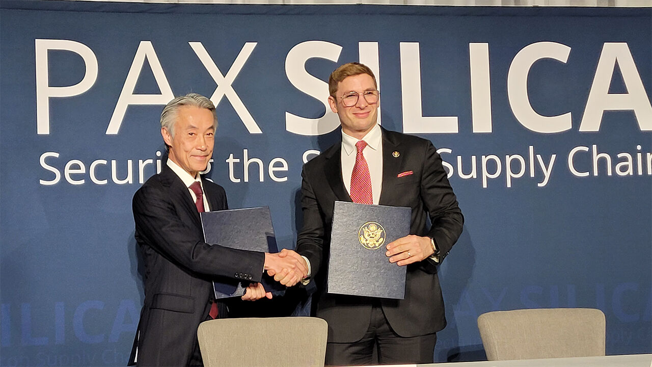 야마다 시게오 주미일본대사와 제이콥 헬버그 미국 국무부 경제 담당 차관이 11일(현지시간) 워싱턴DC 미국평화연구소에서 열린 '팍스 실리카' 행사에서 서명식을 한 뒤 악수하고 있다 (사진=연합뉴스)