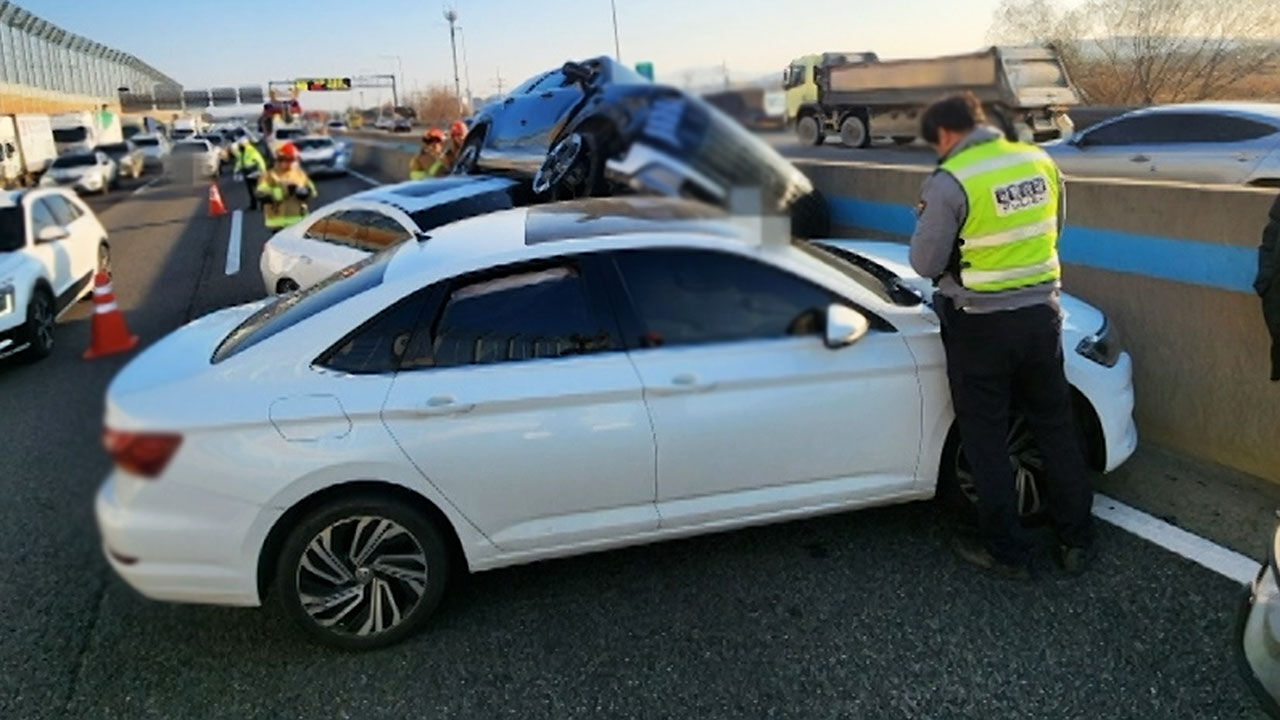 수도권제1순환로 김포TG 부근서 차량 4대 추돌…3명 부상