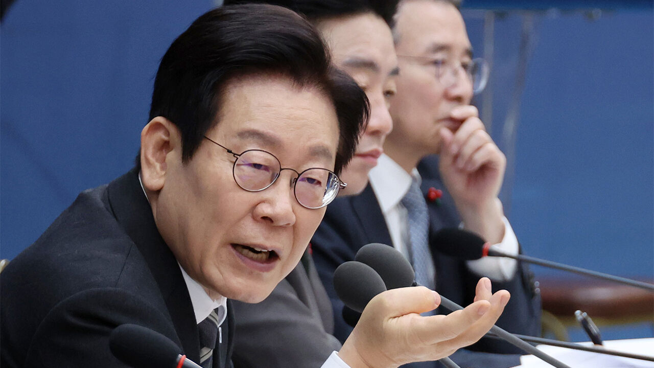 이 대통령 "우주 발사체 매년 발사…고체연료 발사대도 만들어야"