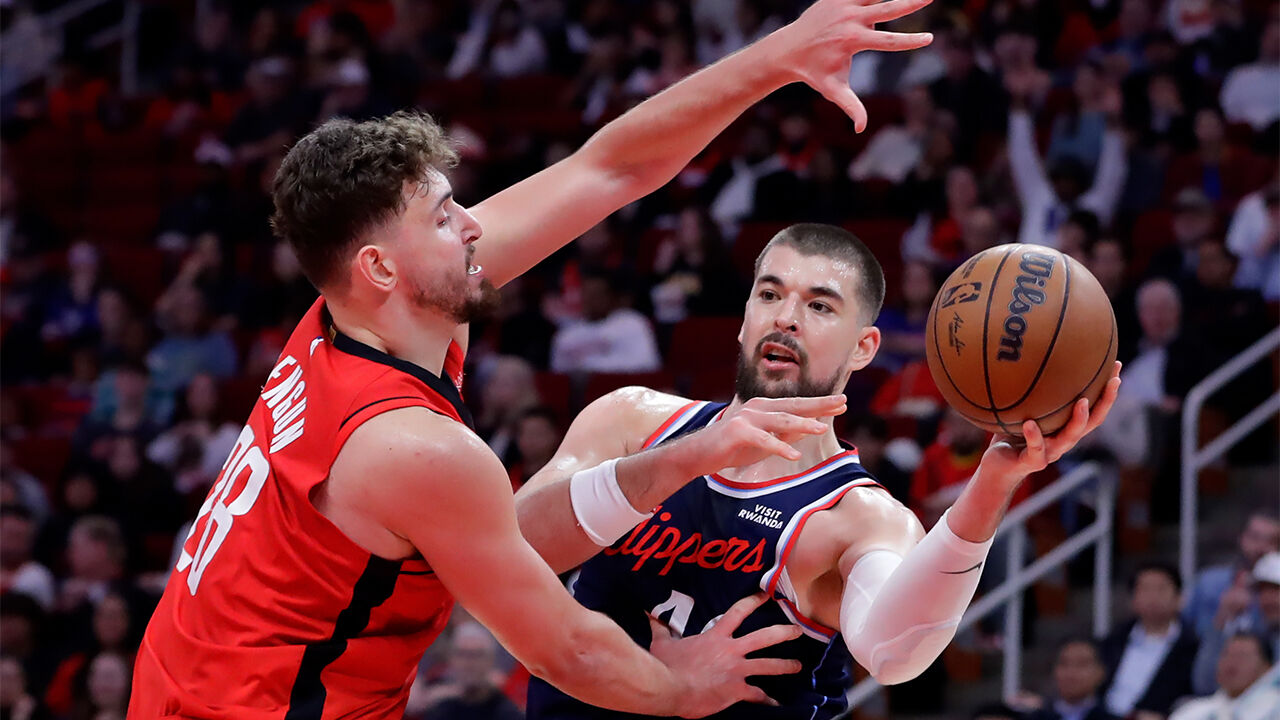 패스 시도하는 이비차 주바치(오른쪽) (사진=AP, 연합뉴스)