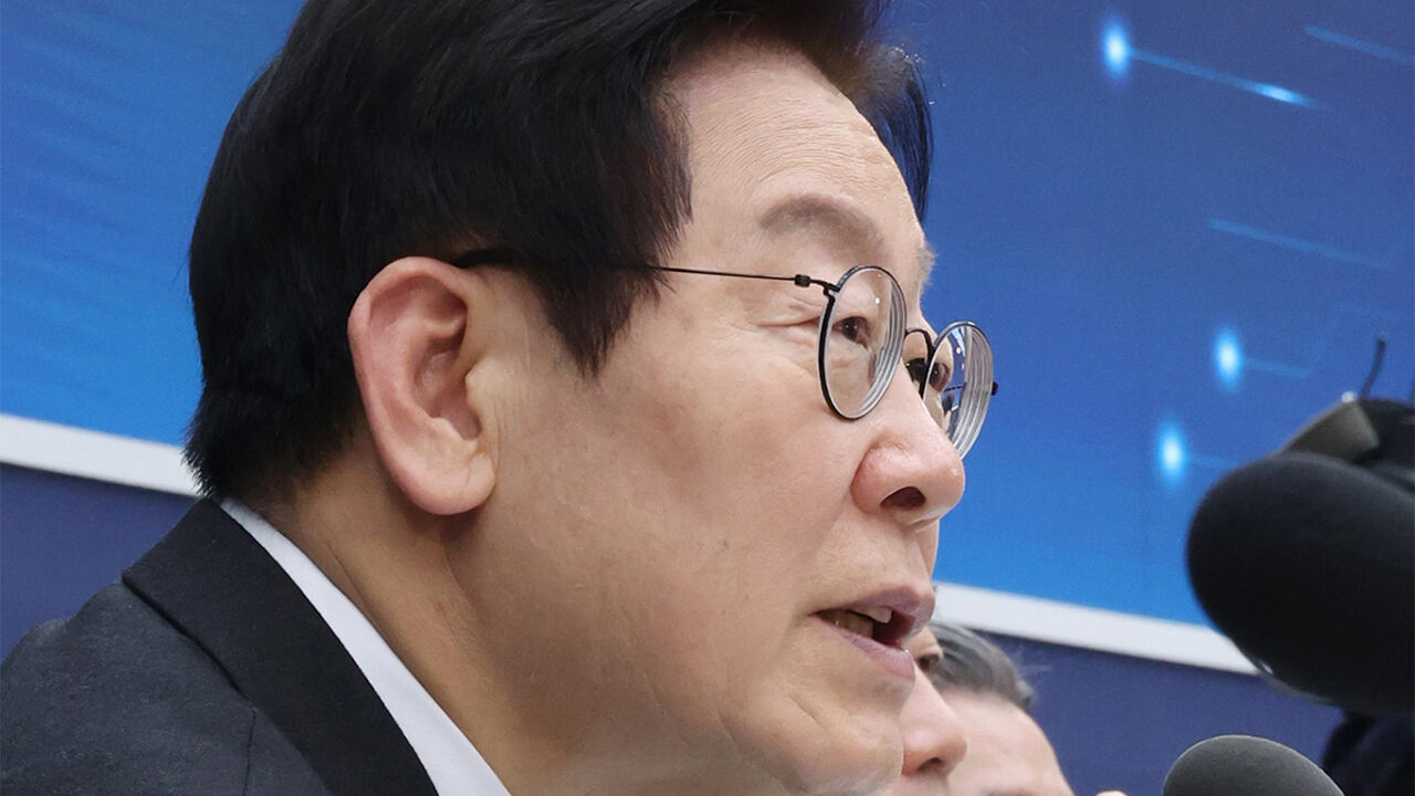 이 대통령 "정부기관이 사기당해"…다원시스 열차 납품 지연 도마