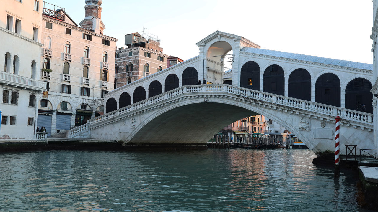 절도범 도주 보트에 '쿵'…베네치아 리알토 다리 손상