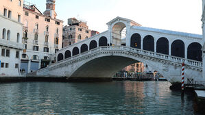 절도범 도주 보트에 '쿵'&hellip;베네치아 리알토 다리 손상