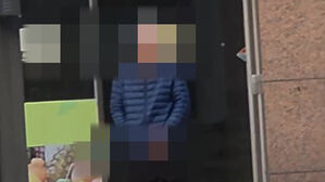 대낮 버스정류장서 수상한 행동…자세히 봤더니 '경악'