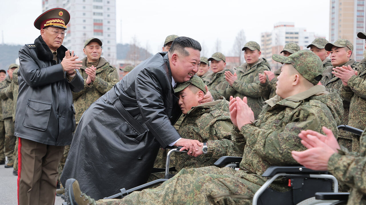 북, 러 파병 공병부대 귀국 환영식…김정은 "9명 안타까운 희생"